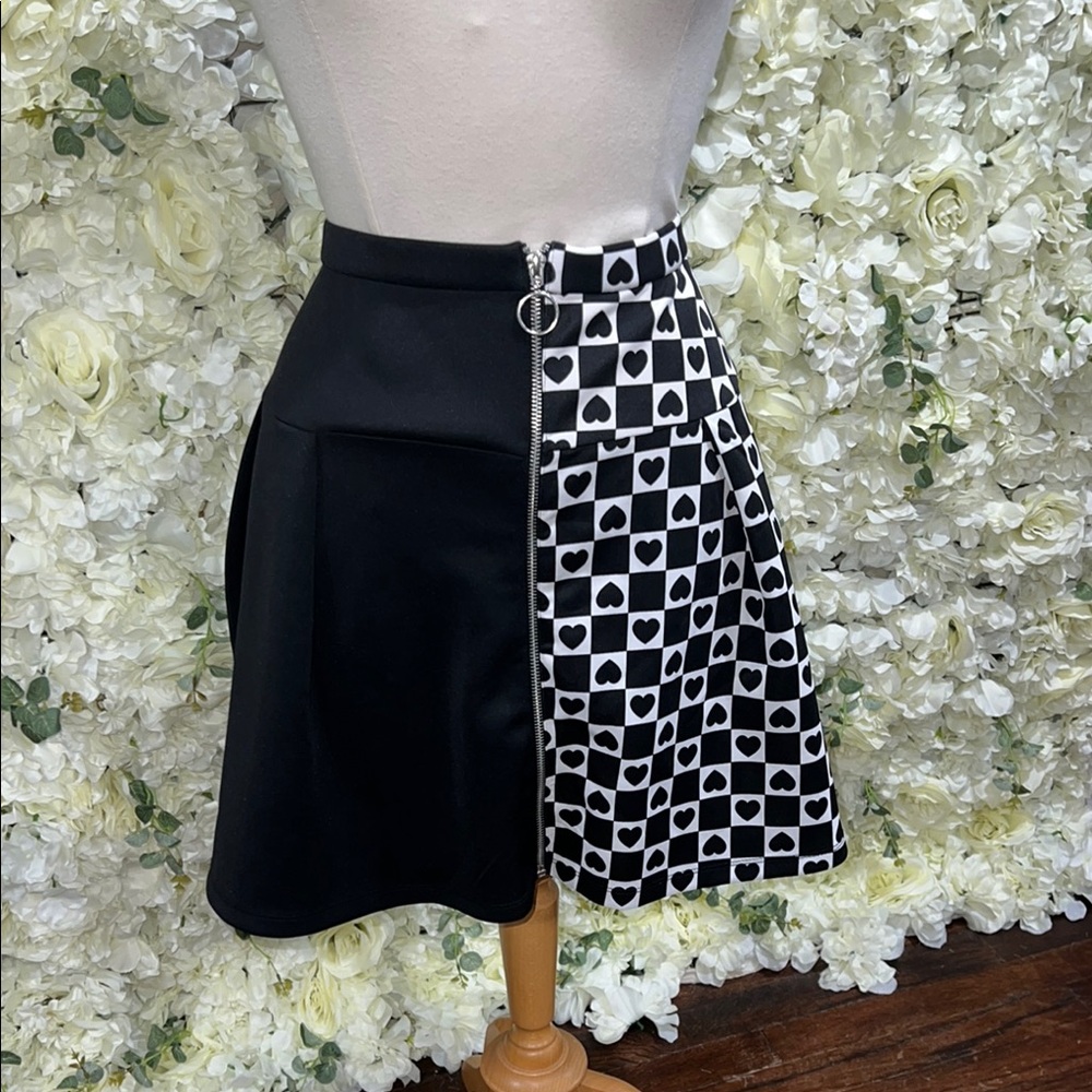 Chic Black and White Heart Pattern Skirt